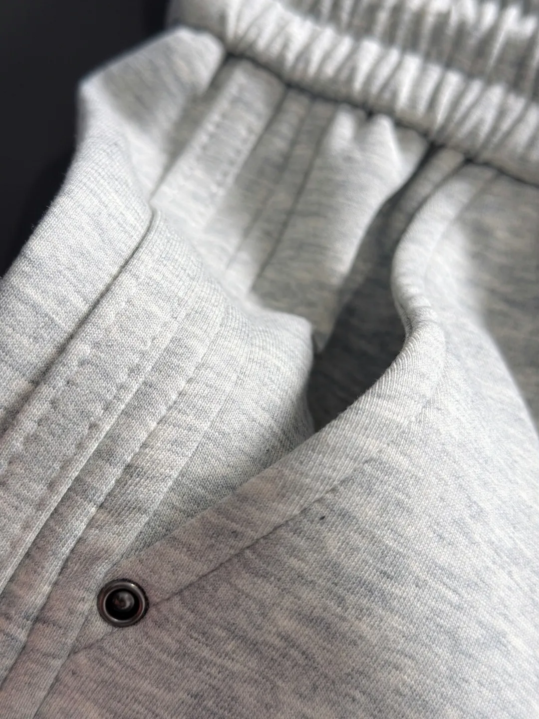 The next day we shipped the P195 Balenciaga High Quality New Arrival Elastic Casual Pants Fall/Winter 2026. The custom-made fabric at the counter has a high degree of comfort, impeccable details, and the design concept of the brand elements reflects high quality. The hand feels delicate and soft! Casual cuts and awesome upper body! Sizes: S-3XL